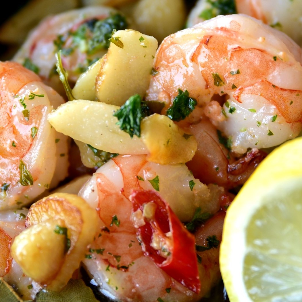 Prawns with garlic in olive oil €9,50
